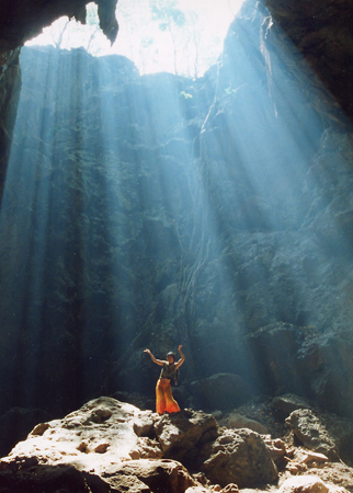 2000 THAI Cave 01. ph Hiroko Komiya